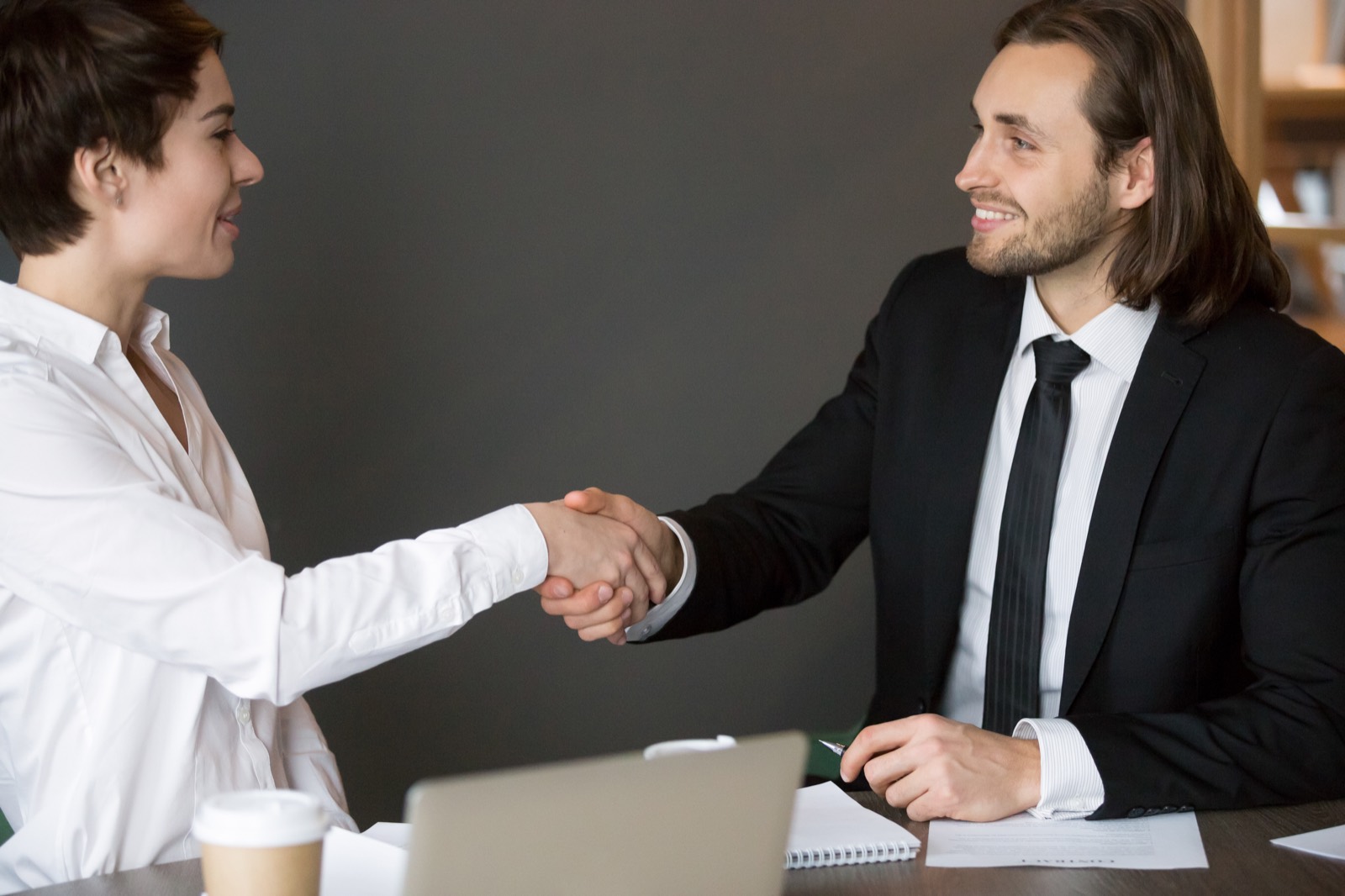 Cierre de la compraventa de un dominio premium entre dos profesionales