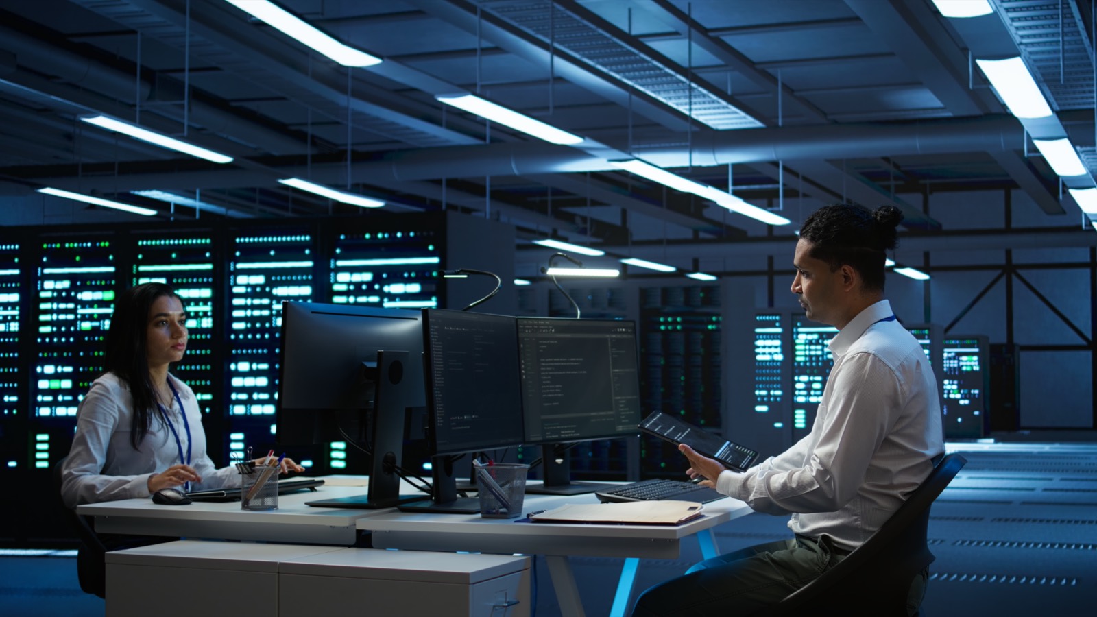 Especialista técnico de Guru Dominios revisando infraestructura de servidores