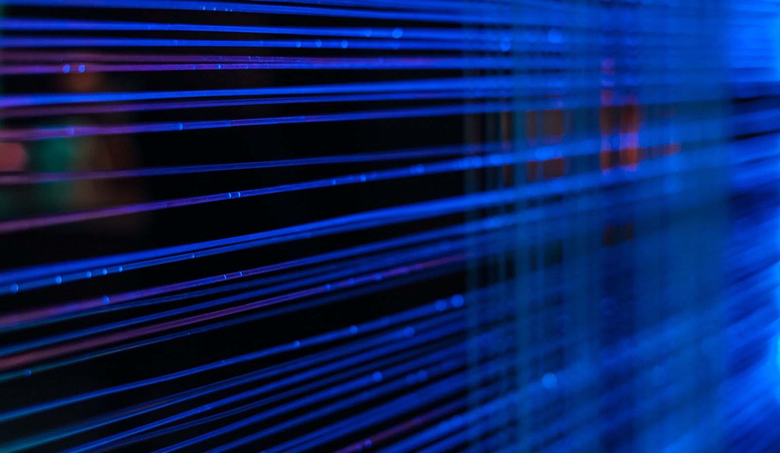 Fibra óptica transmitiendo datos, símbolo de la propagación DNS de un dominio